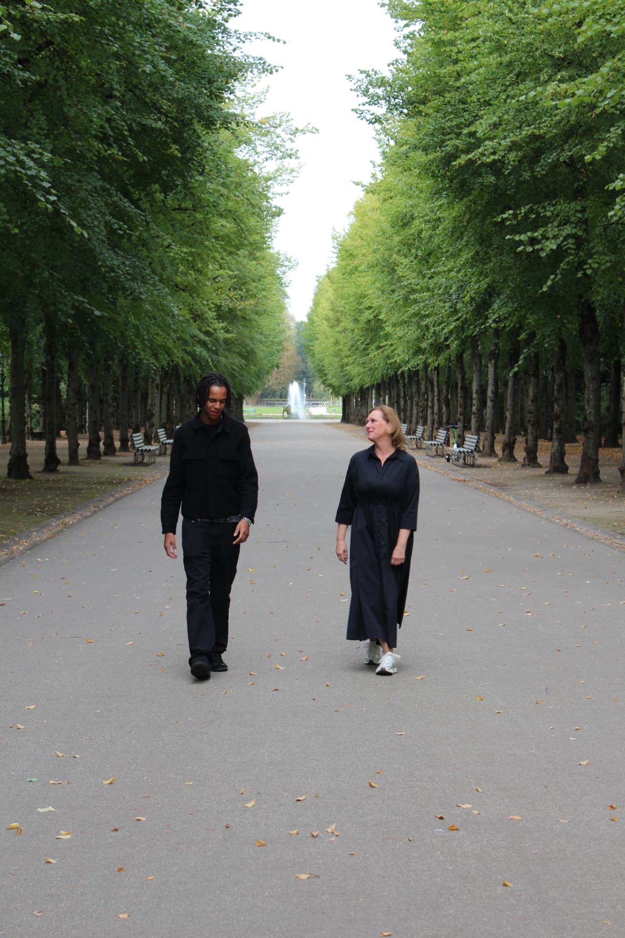 Sandra Ume im Gespräch beim gemeinsamen Spaziergang im Park